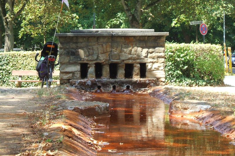 Выход воды с рыжим железистым осадком