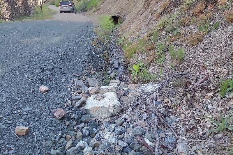 Отвод воды у подножия склона