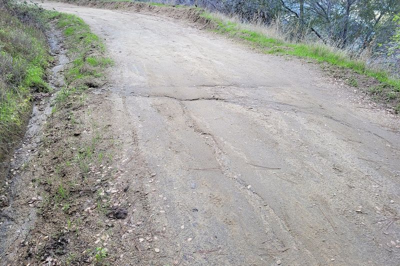 Отвод воды в кювет у грунтовой дороги