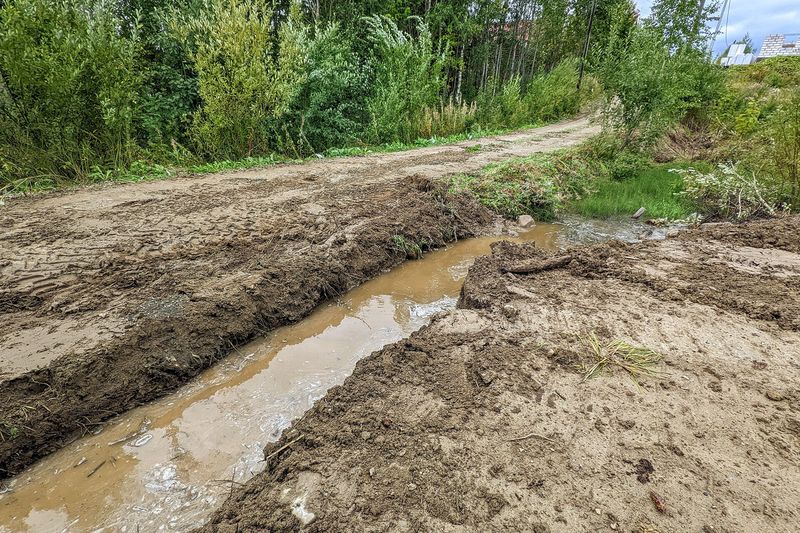 Канава с водой вдоль дороги