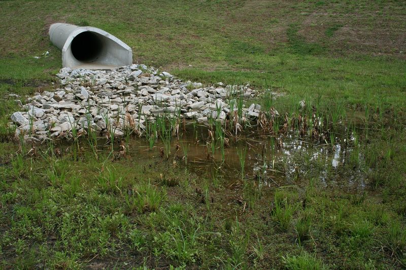 Выход трубы в водоотводную канаву