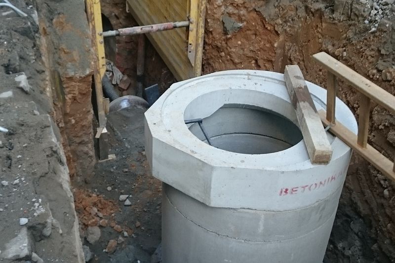 Колодец и трасса при ремонте трубопровода