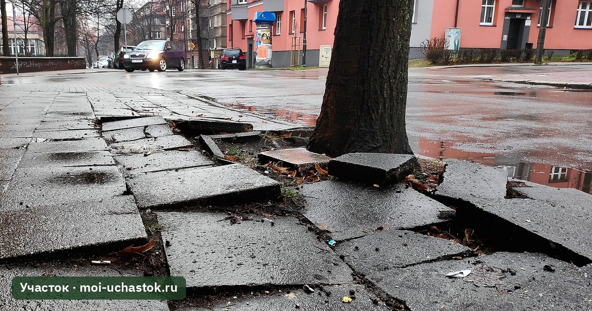 Просевшая и вспученная тротуарная плитка