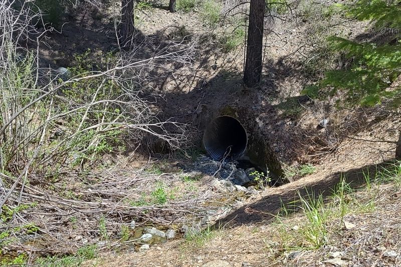 Труба водопропуска у подножия склона