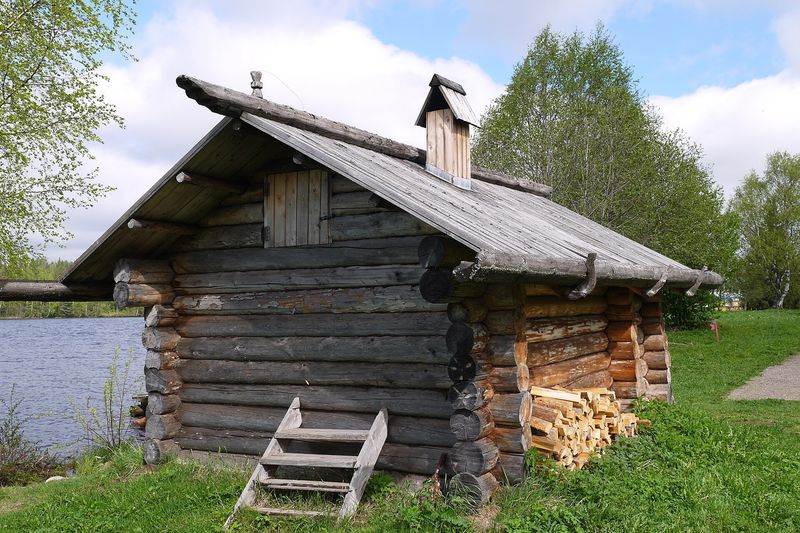 Русская баня с крыльцом