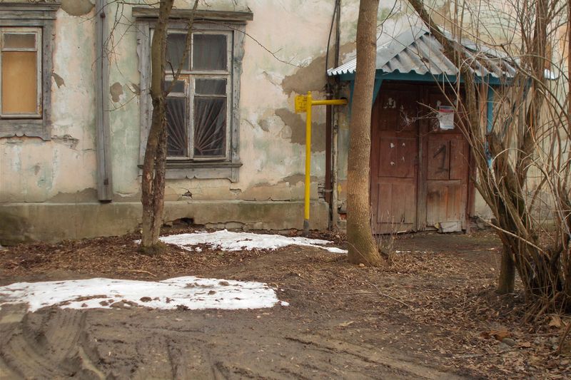 Талая вода и лужи у дома