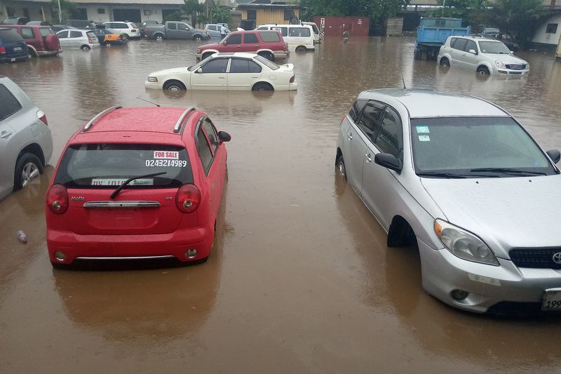 Вода на полу гаража