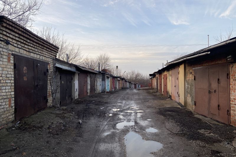 Лужи у гаражей после дождя