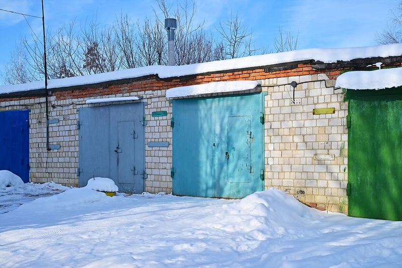Гаражи в гаражном кооперативе весной