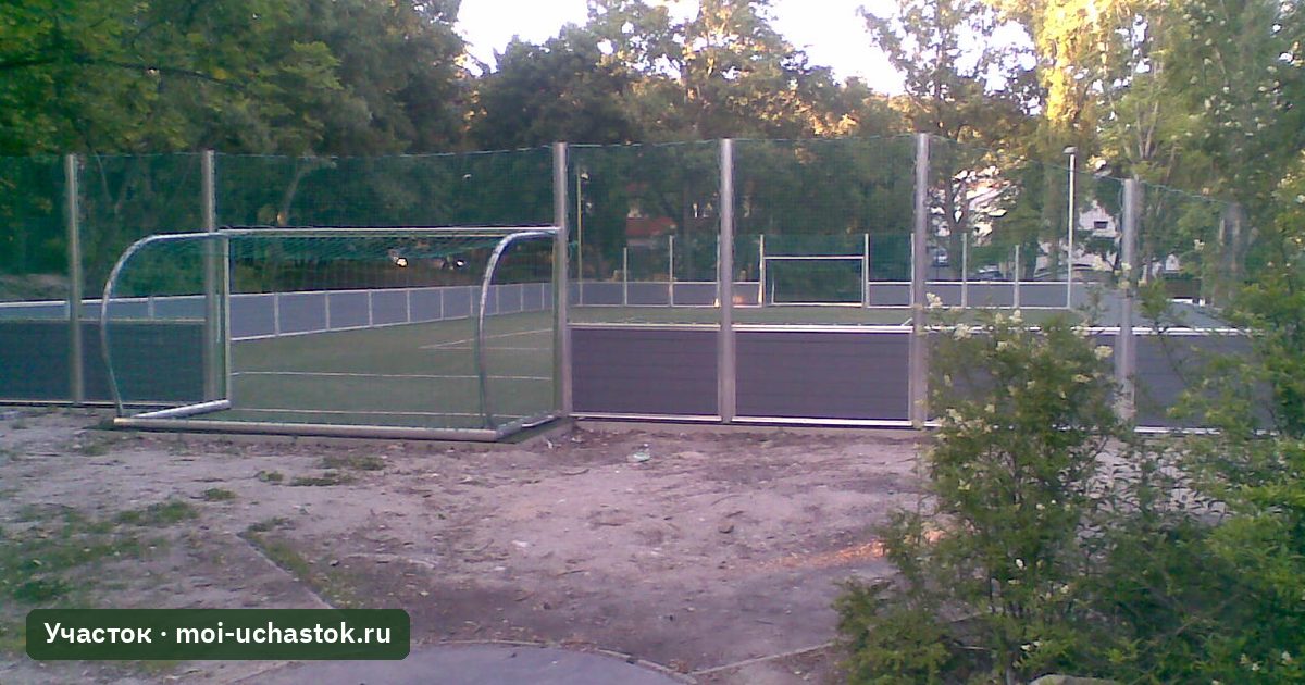 Футбольное поле с искусственной травой