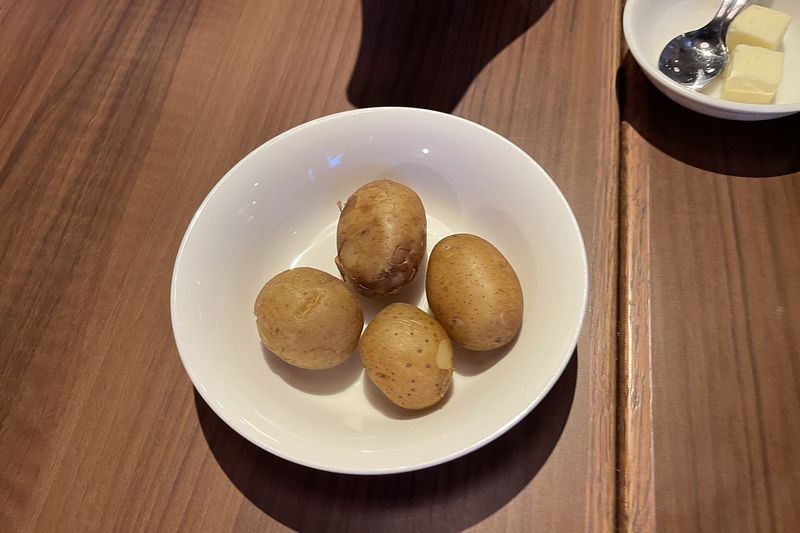 Отварной мелкий картофель