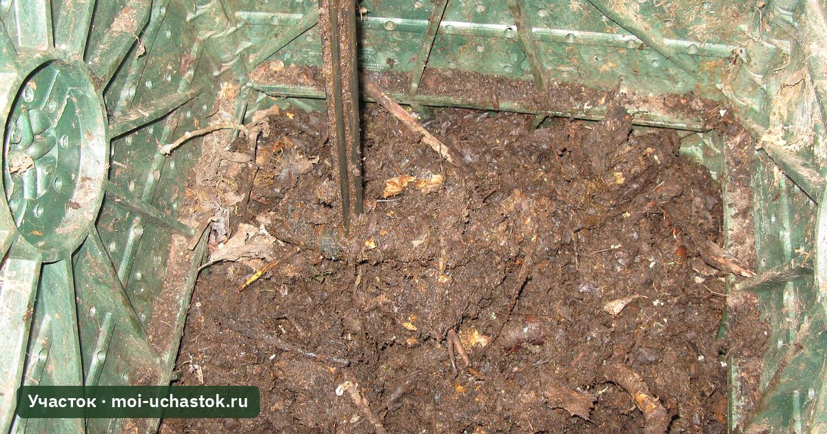 Компостная масса в пластиковом компостере с вилами