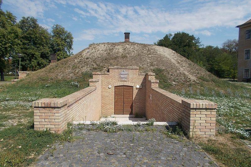 Погреб с земляной насыпью