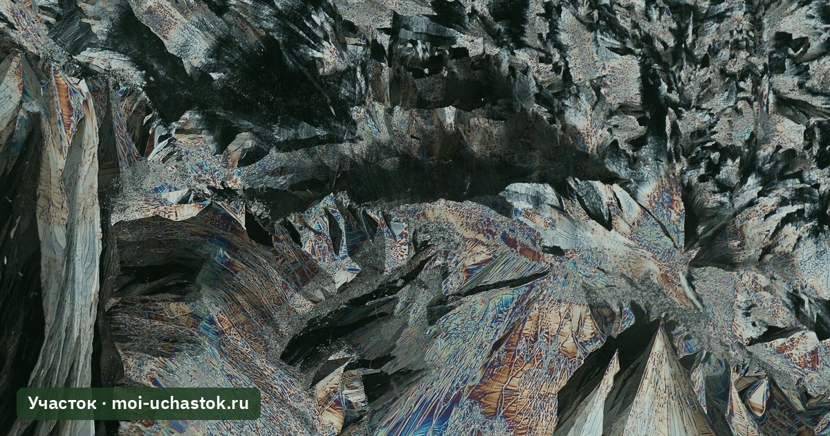 Кристаллы сульфата магния крупным планом