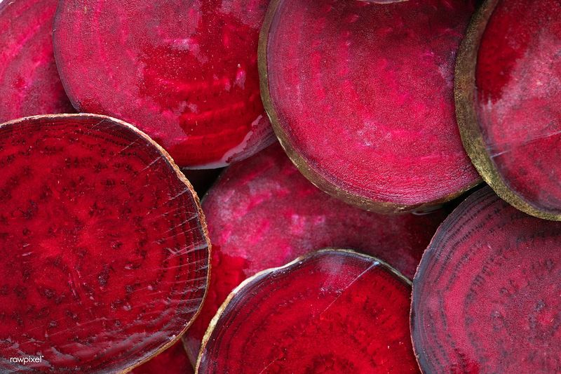 Ломтики свёклы с равномерно окрашенной мякотью