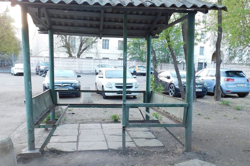 Повреждённый металлический павильон