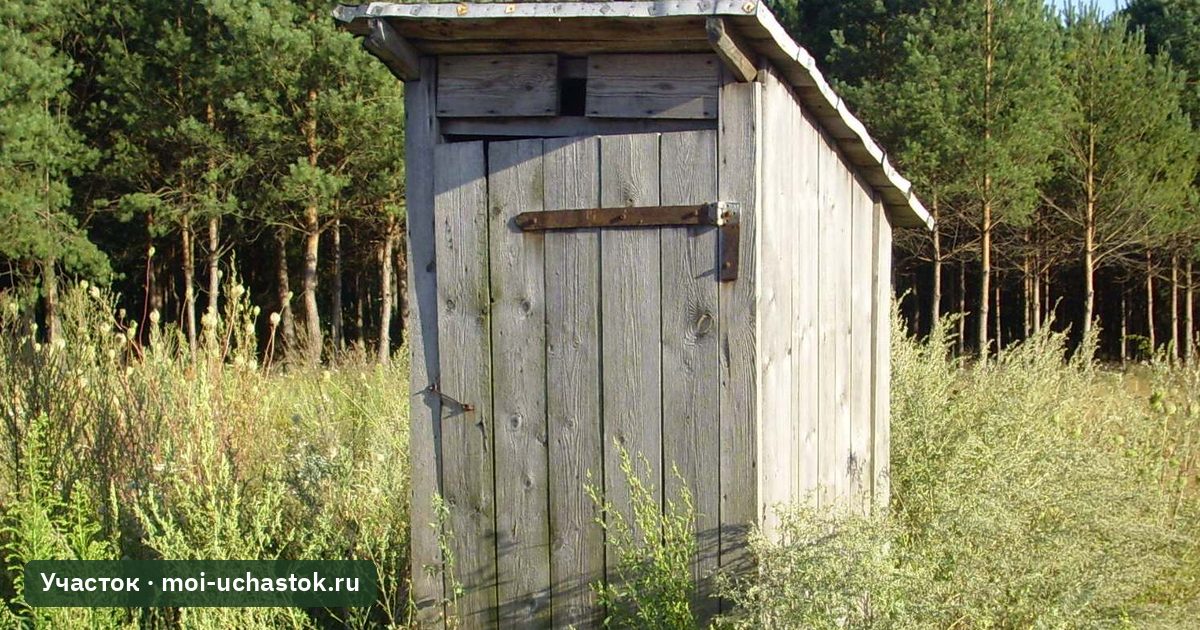 Деревянный уличный туалет на даче
