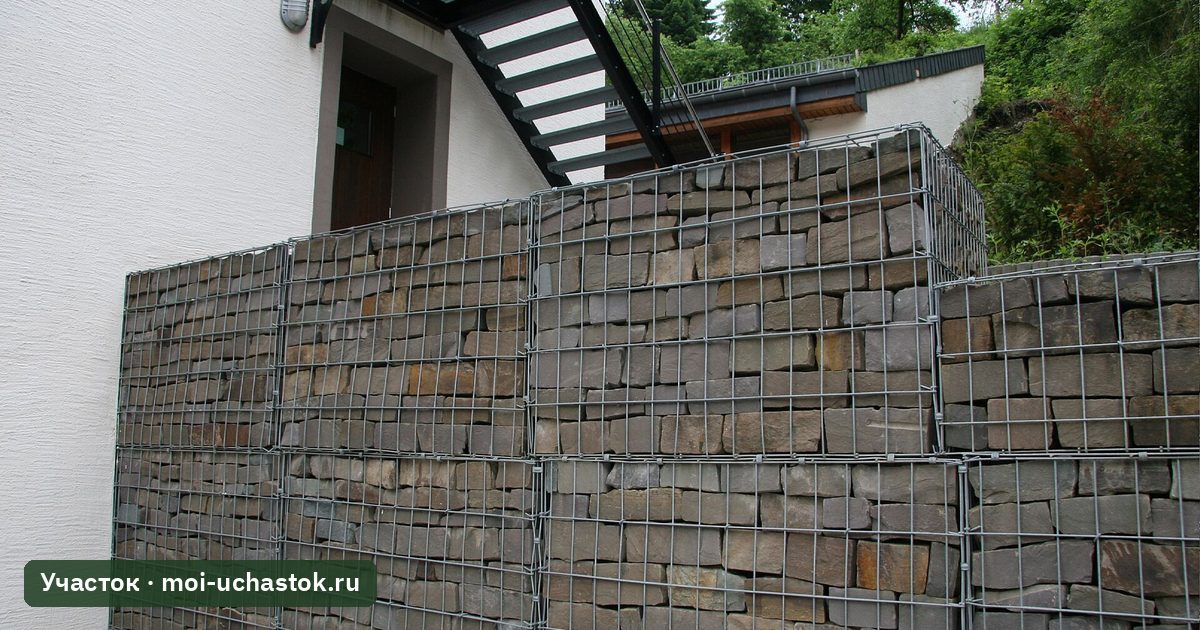 Стенка из габионов с камнем