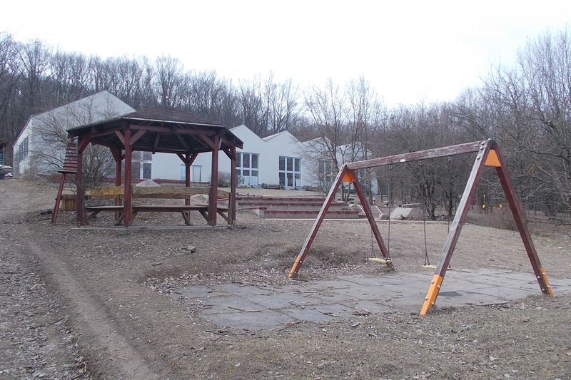 Качели в игровой зоне на участке