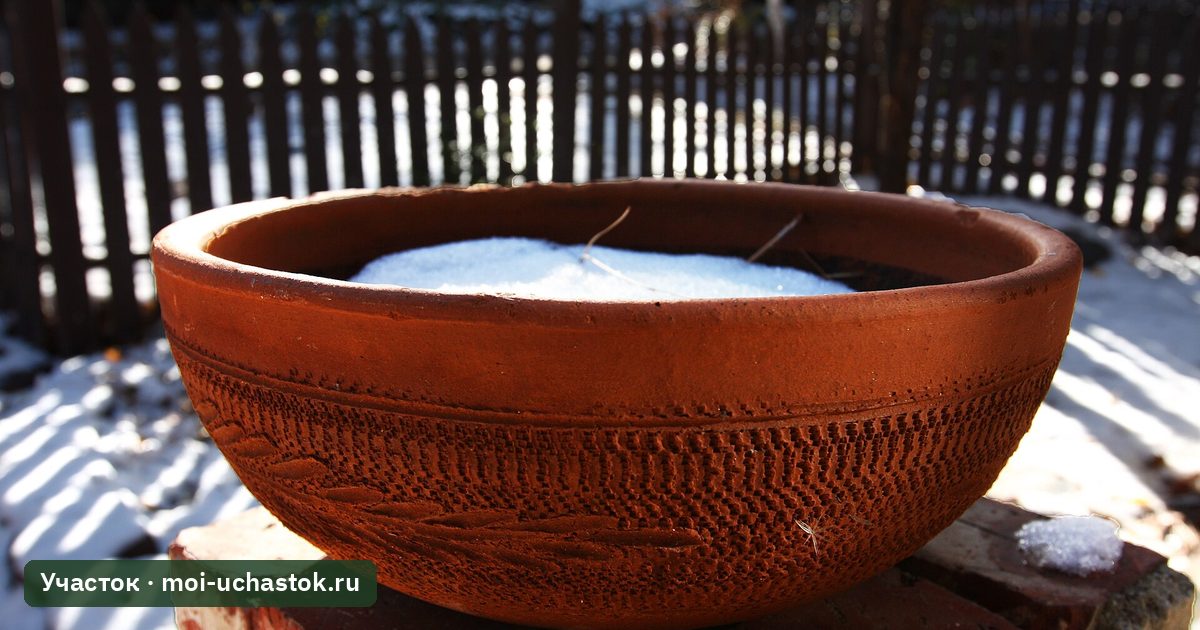 Глиняное кашпо зимой со снегом