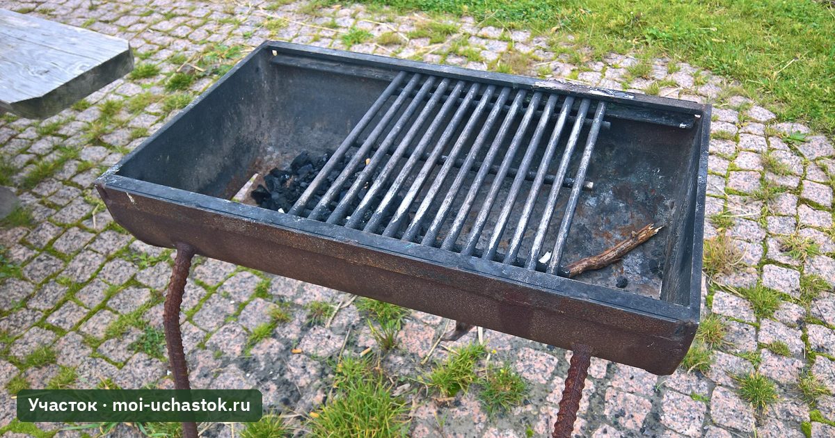 Металлический мангал на площадке