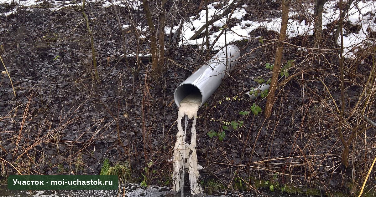 Замёрзший сток из пластиковой трубы зимой