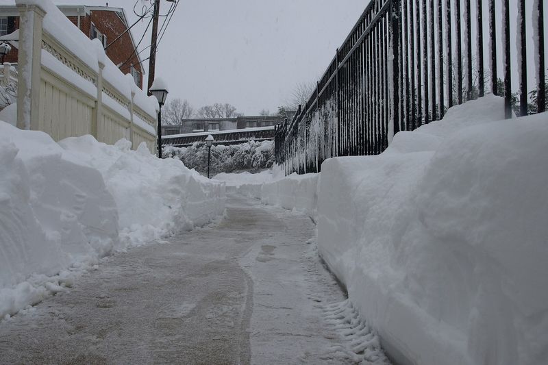 Расчищенная снегоуборщиком дорожка