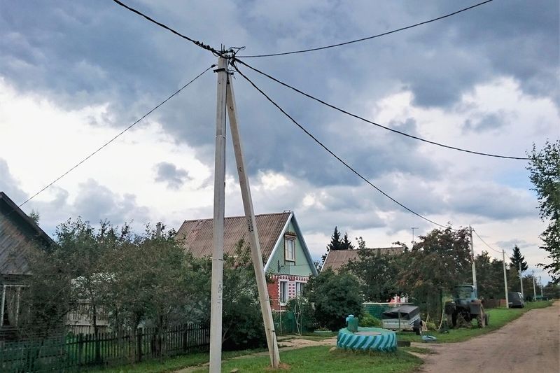 Самонесущий изолированный провод на опоре в деревне