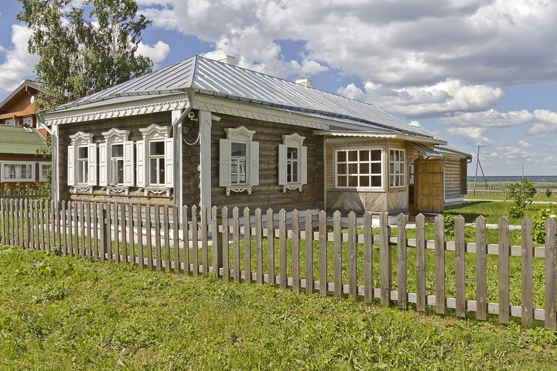 Дом с деревянным забором