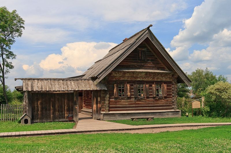 Деревянный жилой дом на участке