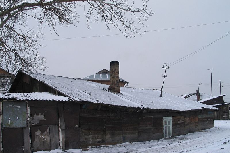 Деревянный жилой дом зимой