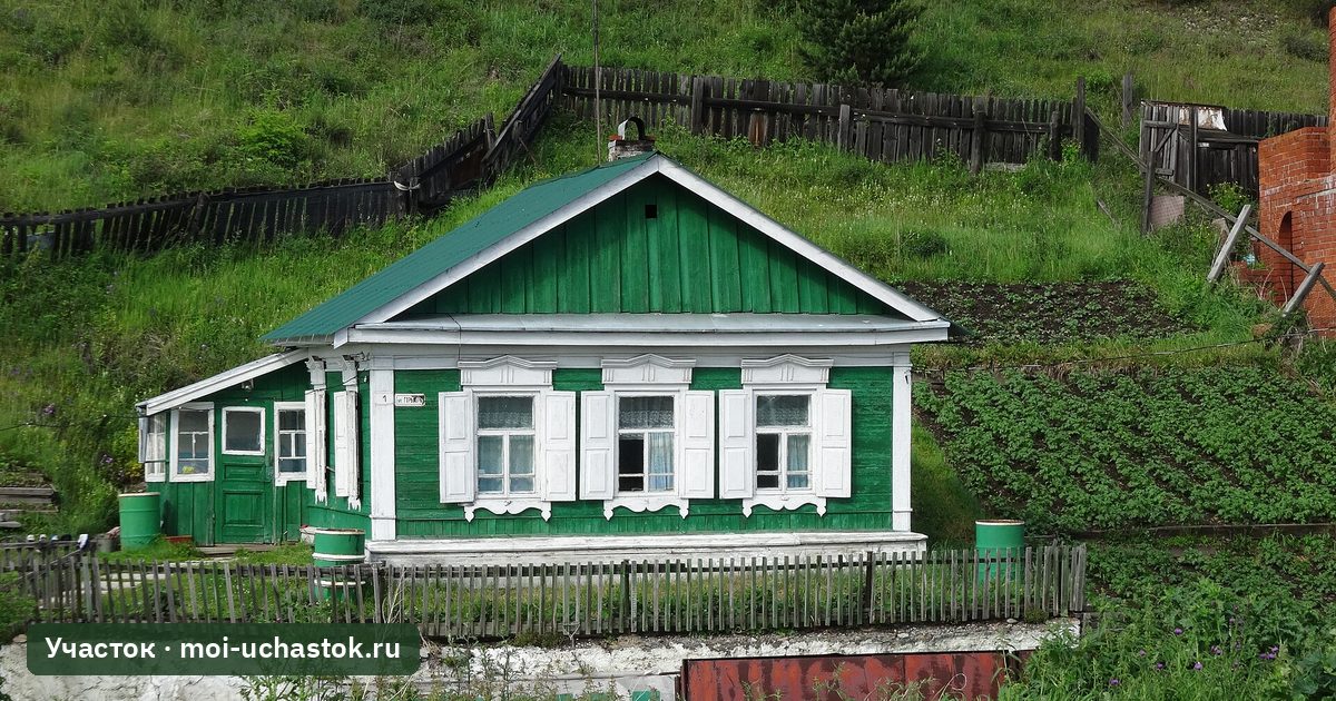 Деревянный дом с садом