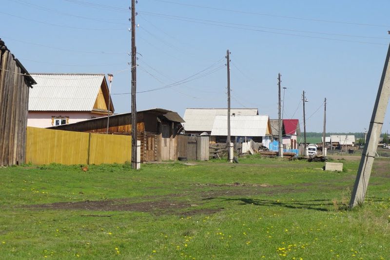 Посёлок с опорами линии электропередачи