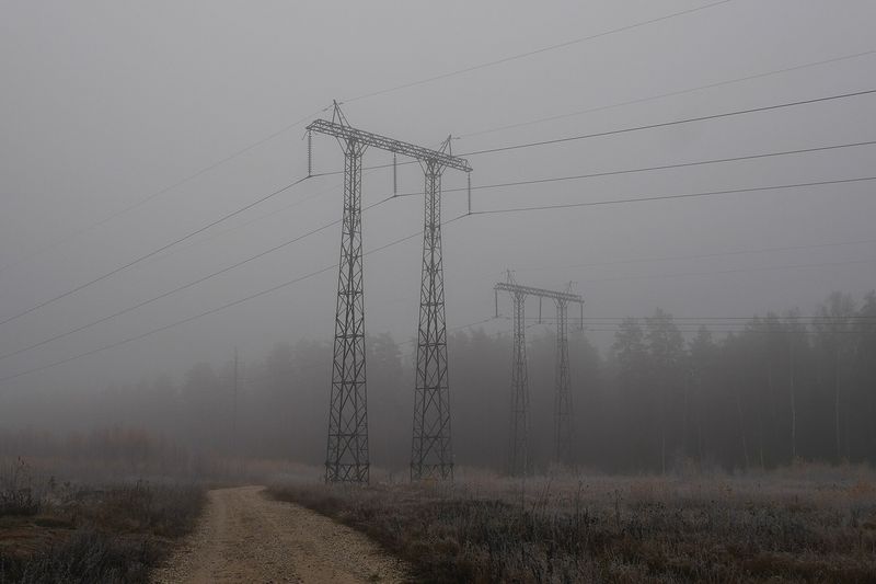 Линии электропередачи в тумане