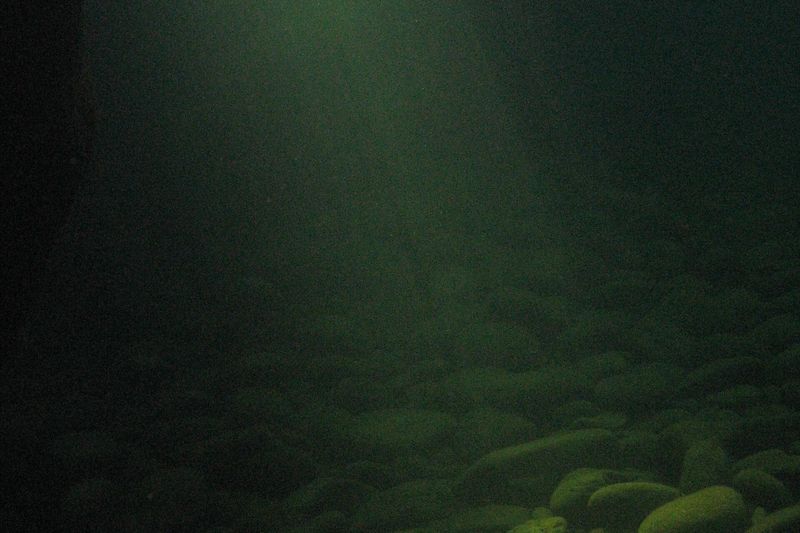 Свет на камнях под водой
