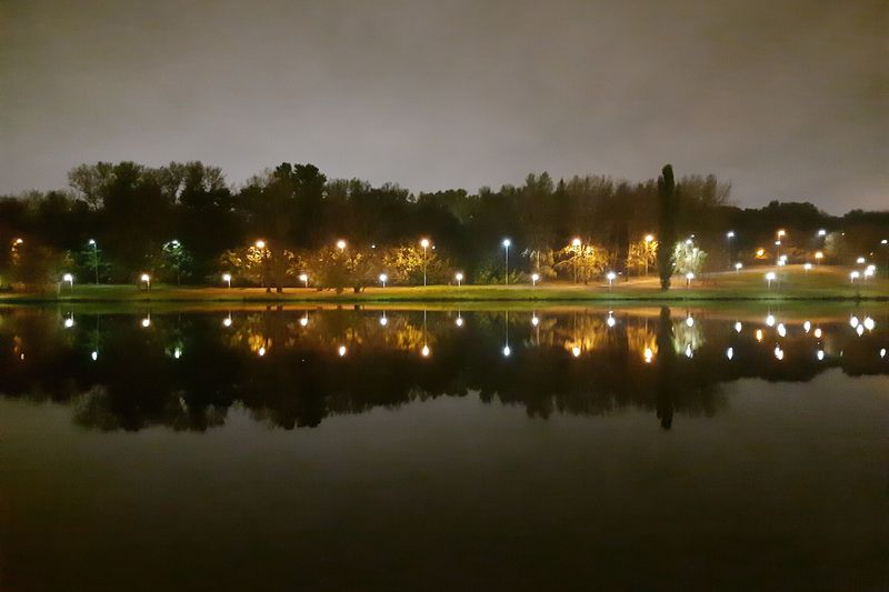 Пруд в парке Люблино вечером