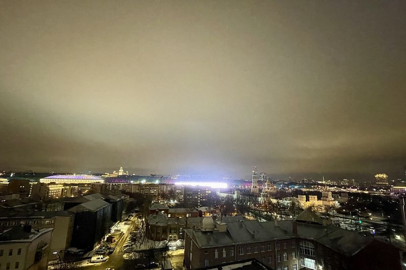 Световое загрязнение над городом ночью