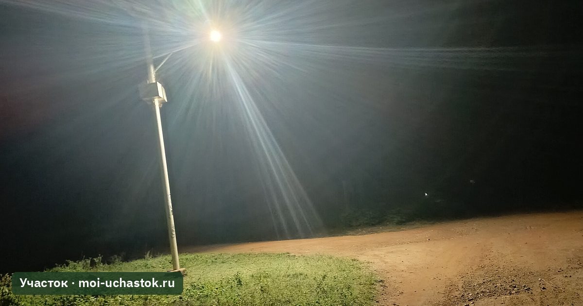 Яркий уличный прожектор у дороги ночью