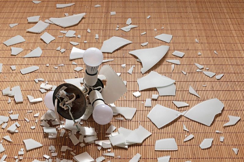 Разбитый плафон светильника — путь для влаги