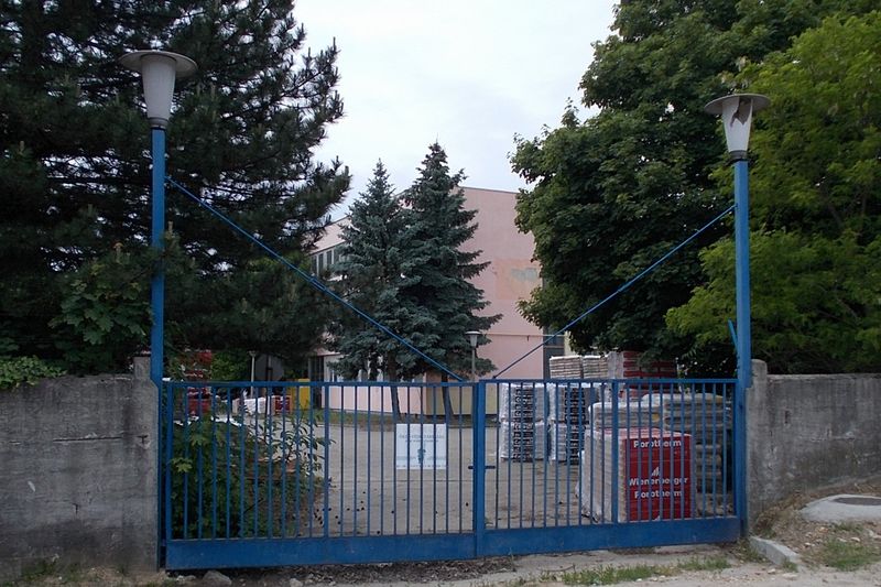 Фонарные столбы у въездных ворот