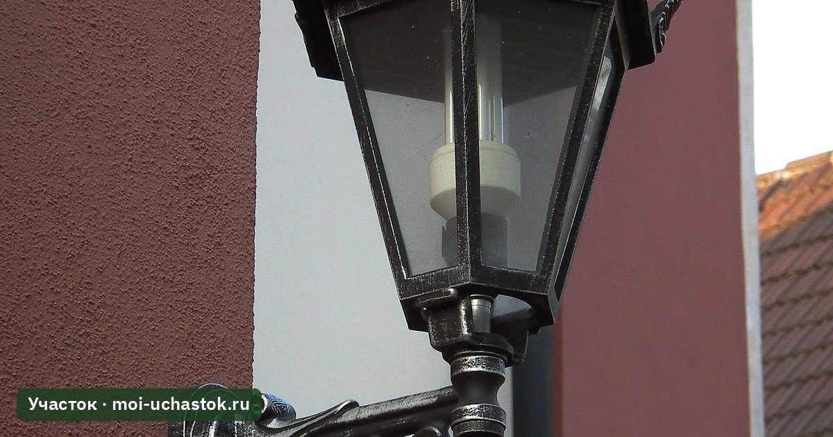 Уличный настенный фонарь на фасаде