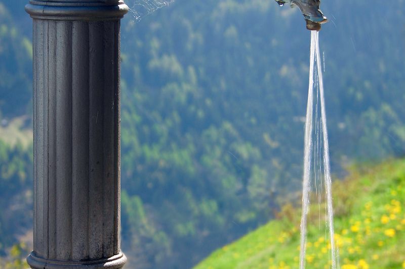 Вода течёт из уличного крана