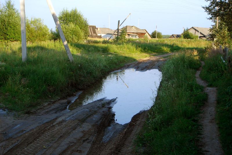 Лужа на размокшей грунтовой дороге