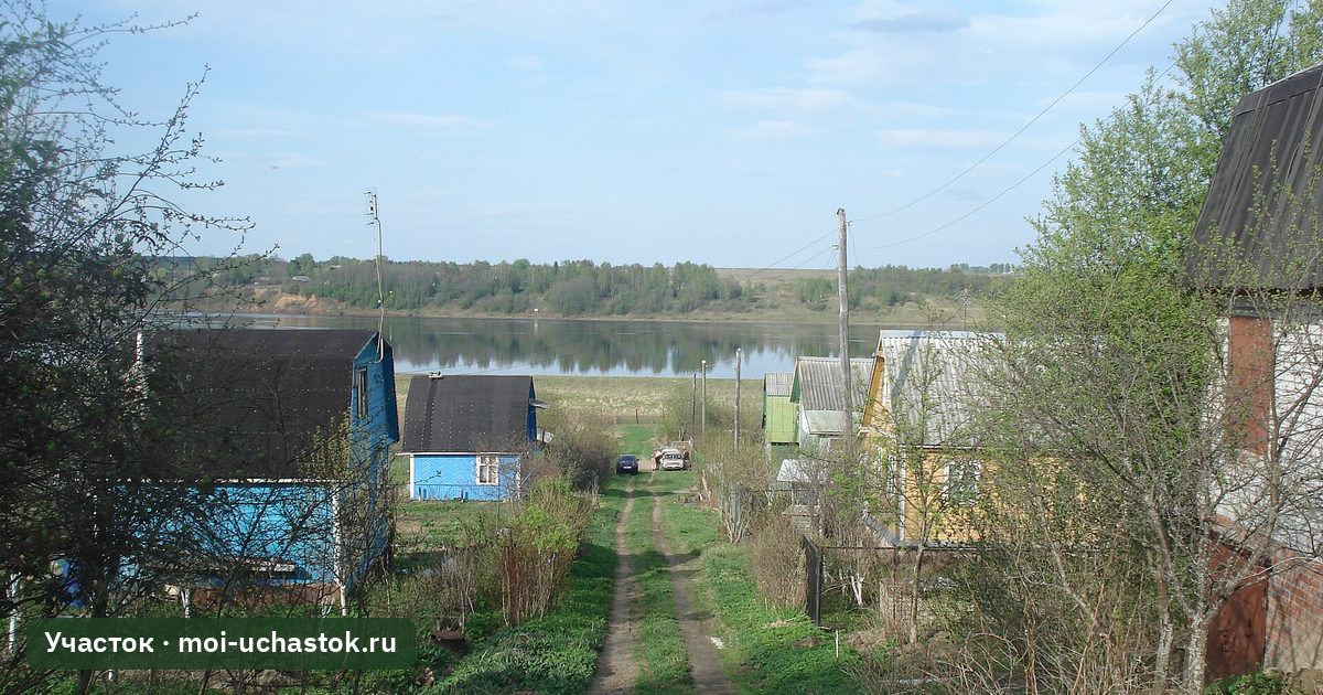 Дачи на берегу реки весной