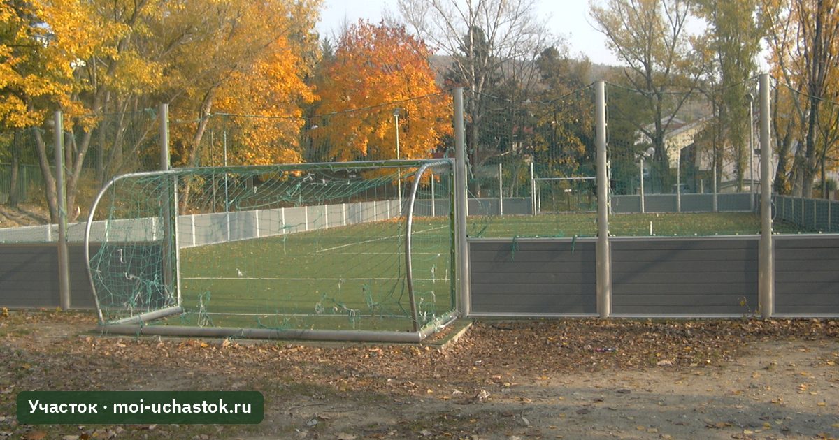 Футбольное поле с искусственной травой