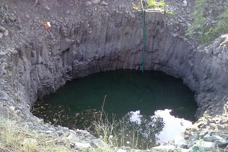 Вода в деревенском колодце