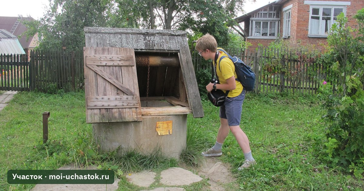 Колодец с домиком на деревенском участке