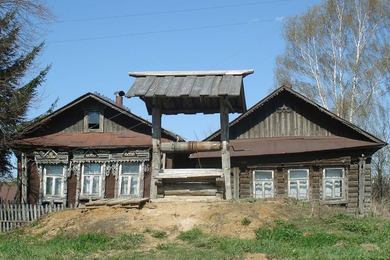 Колодец с домиком у деревенского дома