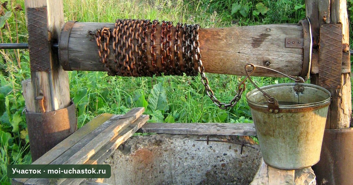 Деревенский колодец с воротом и ведром
