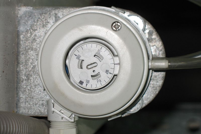 Датчик-реле давления с регулировочным винтом